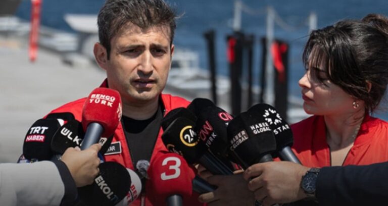 neden-mikrofonda-komutanlar-degil-erdoganin-damadi-selcuk-bayraktar-var-gxks7VDa.jpg